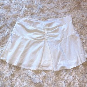 Size M white skirt high waisted with scrunch middle and flowey ends